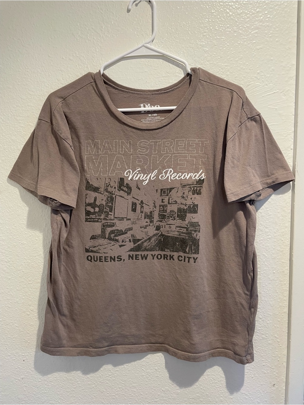 📻 Retro Queens NY Vinyl Records Graphic T-Shirt • Doe XL 🤎